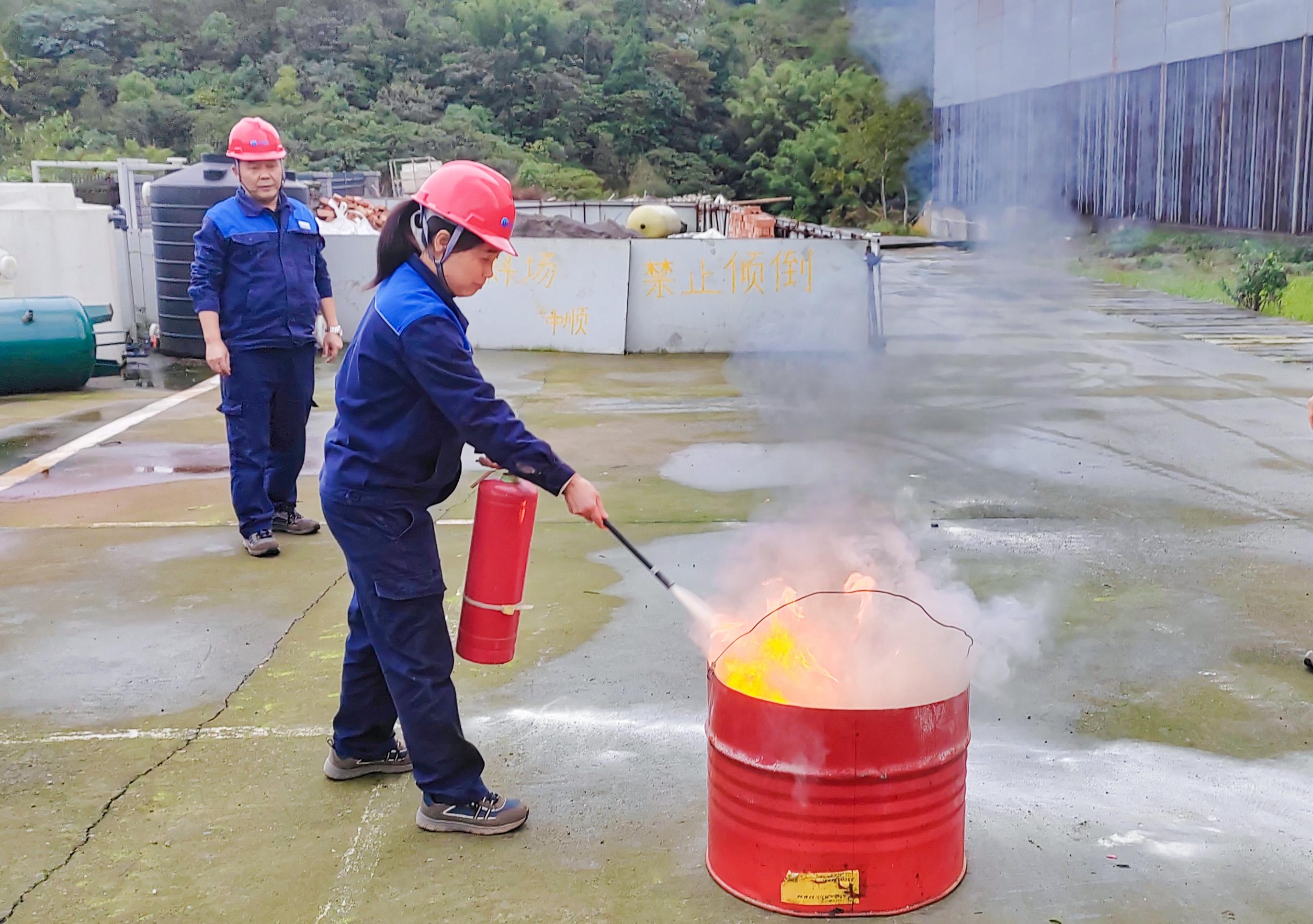 灭火器使用实操演练.jpeg 灭火器使用实操演练.jpeg